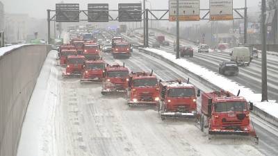 В Москве транспортный коллапс из-за снегопада, который уже почти сутки засыпает город