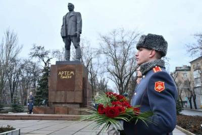 «Сепаратисты не мы, а вы»: Донбасс отмечает годовщину основания...