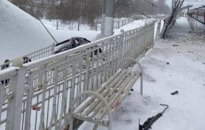 Женщина на автомобиле сорвалась с моста. Останавливалось движение всех электропоездов между Тверью и Москвой