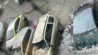 Несколько машин разбиты, один водитель в больнице – В Приморье снова обрушился снег с крыши