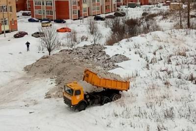 Мэрия Ярославля устроила полигон для снега во дворе жилого дома