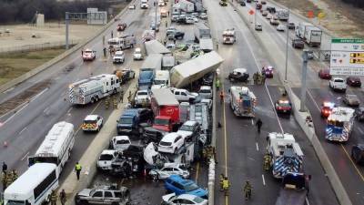 Масштабная авария в Техасе: 133 машины столкнулись на трассе из-за гололеда (ВИДЕО)