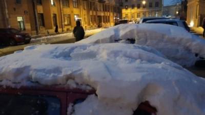 Чиновники прокомментировали "варварскую уборку" снега в центре Петербурга