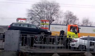 В Киеве эвакуировали авто с детьми внутри: родителям грозят тюремные сроки, детали