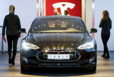 Tesla отзовет 12 300 автомобилей Model X по всему миру