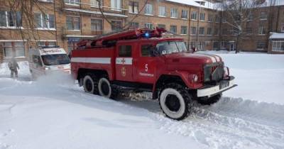 В Волынской области скорая с пациентом на ИВЛ застряла в снежном сугробе