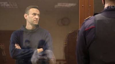 В Москве возобновилось рассмотрение дела Навального, которого обвиняют в клевете на ветерана