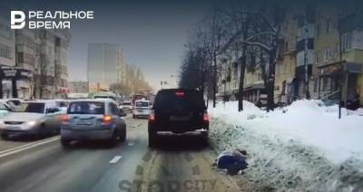 В Казани очевидцы сняли, как девушку выкинули из джипа