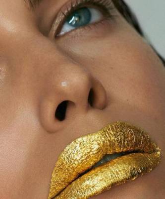 Хочу губы как у Ирины Шейк: супермодель показала любимую маску для губ из золота