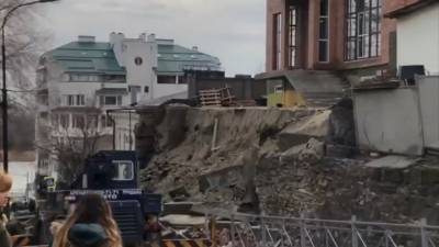 Появилось видео последствий падения стены на дорогу в Ростове