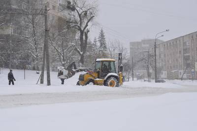 Четвёртый день стихии в Украине: закрыты школы, города стоят