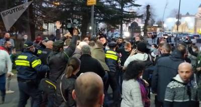 Протесты в Кутаиси: драка с полицией и задержания участников акции - видео