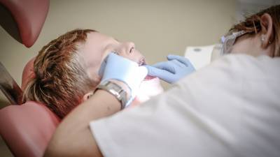 Стоматолог-садист избивала и душила детей на приеме в украинской клинике