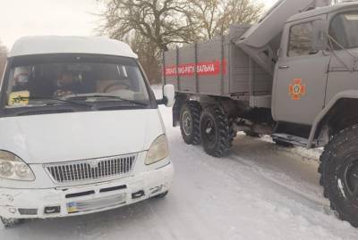В Хмельницкой области в снежных сугробах застрял автобус с детьми