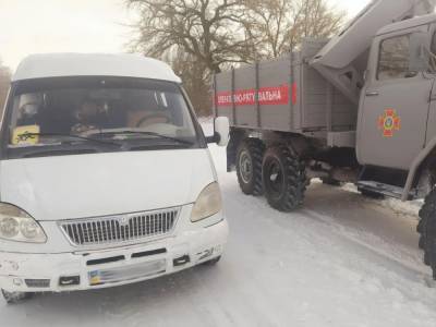 В Хмельницкой области спасатели освободили из снежного сугроба школьный автобус с детьми
