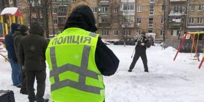 «Попросил всех отойти». Журналисты узнали подробности гибели мужчины на детской площадке в Киеве
