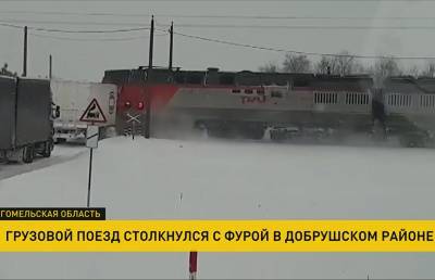 Непогода в Беларуси: в фуру врезался поезд, водитель не пострадал