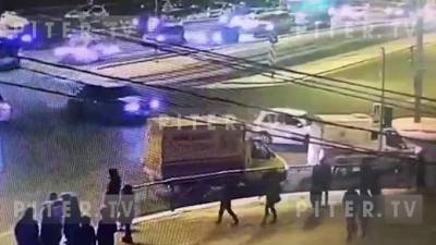 Видео: у метро "Приморская" столкнулись две иномарки