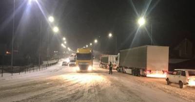 Украину продолжает засыпать небольшим снегом, местами с дождем: на каких дорогах ограничено движение транспорта