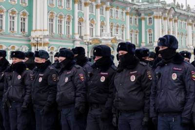 Служащие спецполка полиции в Петербурге получили награды
