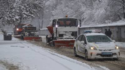 Снегопад в Украине: в каких регионах действуют ограничения движения транспорта – видео