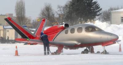 В аэропорт Киева прибыл самый маленький реактивный самолет в мире (фото)
