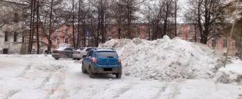 Возмущенные вологжане: «Магистраль» не вывозит снег с улиц, а заваливает грязными сугробами центр Вологды (ФОТО)