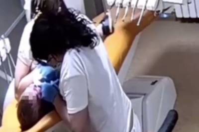 Стоматолог избила ребенка во время приема