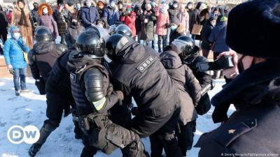Протесты в Хабаровске: омоновцы бьют - демонстранты поют