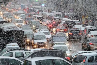 Москва задыхается в пробках из-за снежного коллапса 2-й день подряд