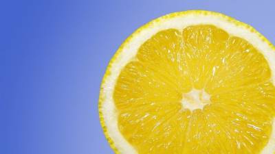 Американские врачи заявили о вреде витамина С при лечении COVID-19