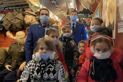 Ярославская транспортная прокуратура с подшефными воспитанниками детского дома посетила поезд победы