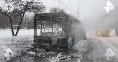 Автобус сгорел дотла на севере Москвы