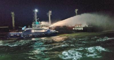 В Черном море недалеко от Очакова вспыхнуло судно, загруженное зерном: фото
