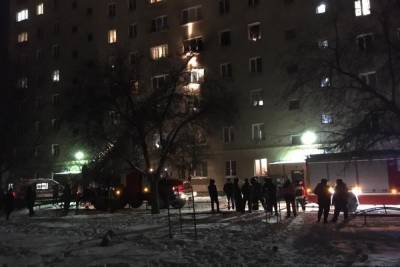 Из-за пожара в Екатеринбурге эвакуировали 40 жильцов девятиэтажки