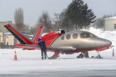 В киевский аэропорт прилетел самый маленький реактивный самолет мира (ФОТО)