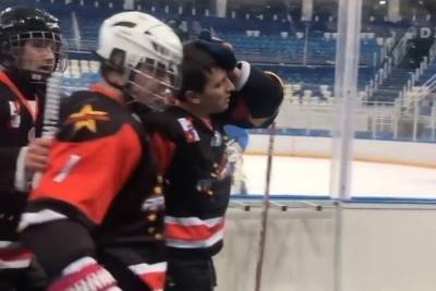 В Сочи хоккеисты-любители устроили кровавую бойню на льду