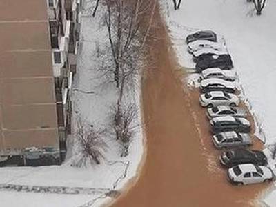 Коммунальная авария: южноуральские дворы затопило рыжей водой