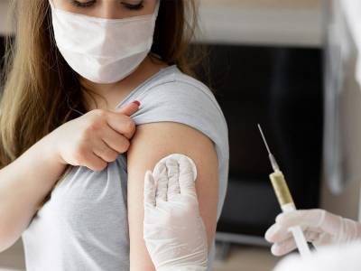 Биолог: бесстрашные и безмасочные вакцинированные могут вас заразить COVID-19