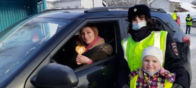 Инспекторы ДПС райцентра в Карелии останавливали водителей, чтобы подарить "валентинки" (ФОТО)