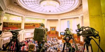 Рада забрала аккредитацию у журналистов каналов Медведчука — нардеп