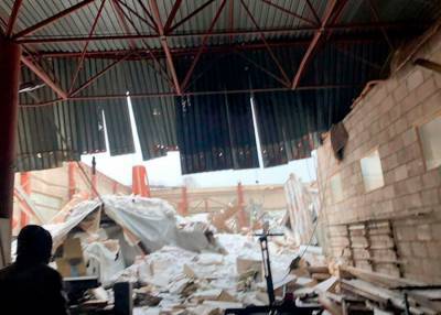 Два человека могут находиться под завалами рухнувшего ангара в Калужской области