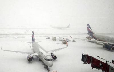 В московских аэропортах из-за снегопада отменены десятки рейсов