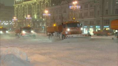 Местное время. Рекордный снегопад за полвека: Москву засыпает и заметает