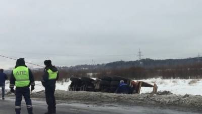 Грузовик раздавил машину с тремя людьми в Костромской области