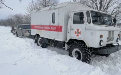 "Мы застряли - нужна помощь": скорая с пациенткой слетела в снежный сугроб, фото