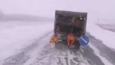 Веселых оренбургских дорожников, наносивших разметку в метель, накажут