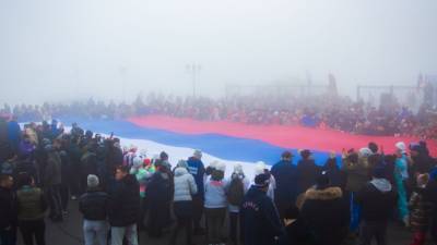 Флаг России развернули на набережной во Владивостоке