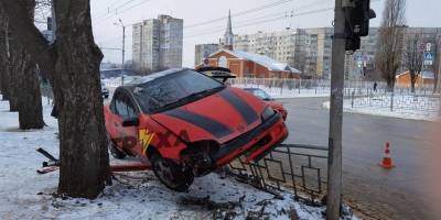 В Харькове на перекрестке Олимпийской и Григоренко Opel повис на заборе, фото - ТЕЛЕГРАФ