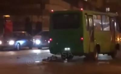 "Решил сократить путь": в Одессе пешехода сбили два раза подряд, момент попал на видео